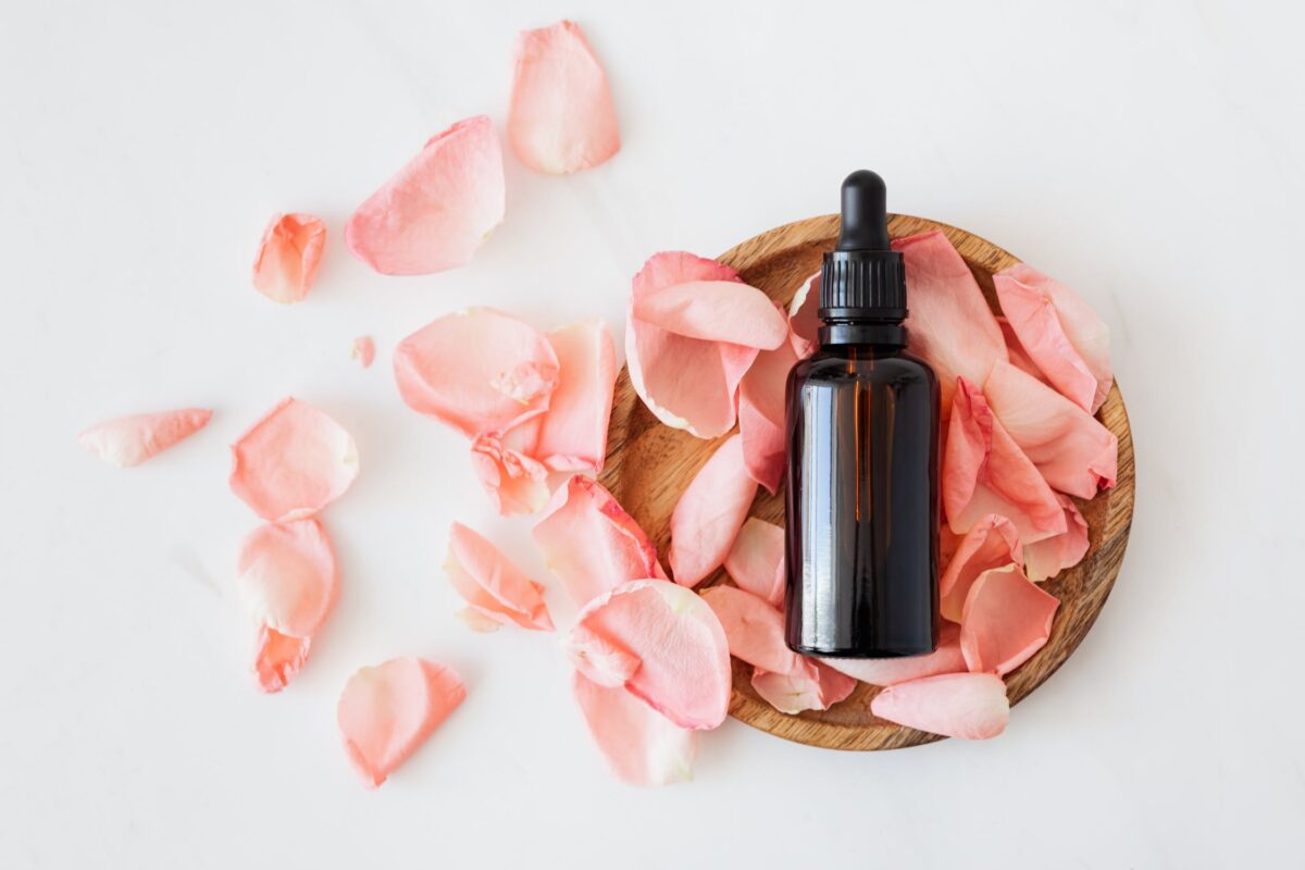 imagem mostra um frasco de óleo essencial para aromaterapia