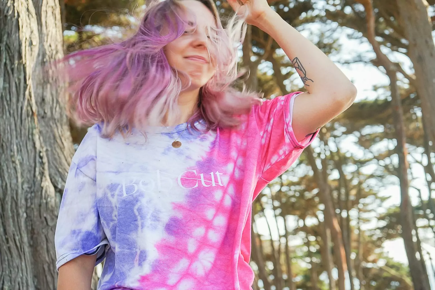 imagem mostra mulher vestindo camiseta tie dye