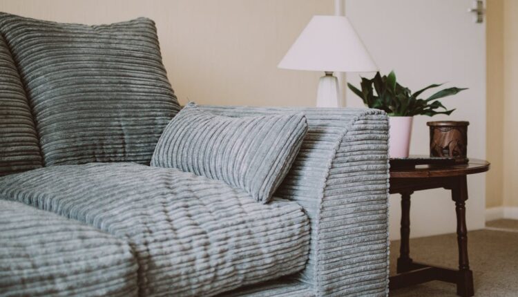 foto mostra uma sala com detalhe para o sofá