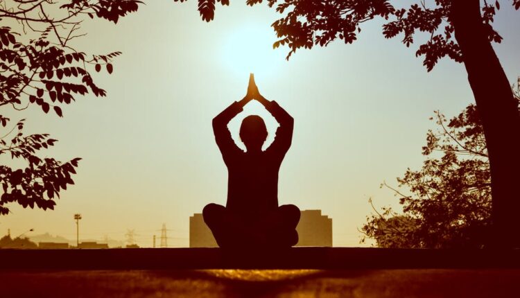 foto mostra pessoa meditando para ilustrar frases de espiritualidade