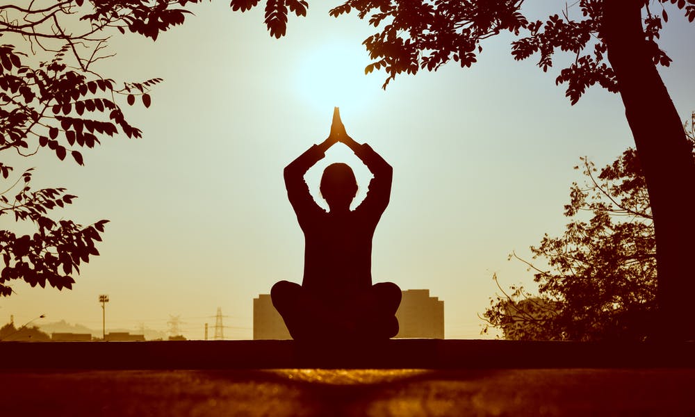 foto mostra pessoa meditando para ilustrar frases de espiritualidade