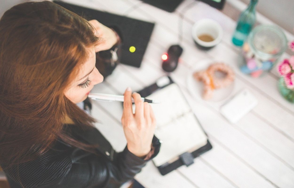 Imagem mostra mulher no trabalho - legenda para foto trabalhando