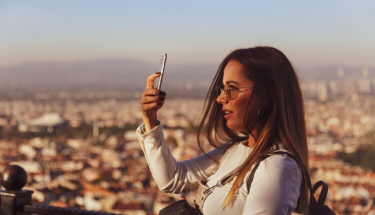 imagem ilustra mulher tirando foto de si mesma para ilustrar legenda para selfie
