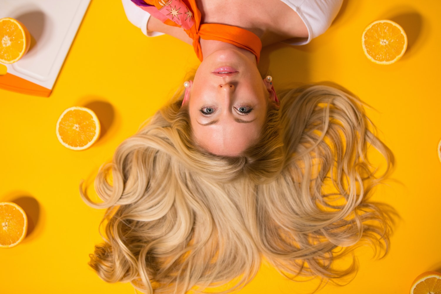 imagem mostra mulher com cabelos longos para ilustrar shampoo para queda de cabelo