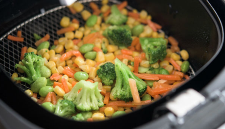 imagem mostra Airfryer com legumes
