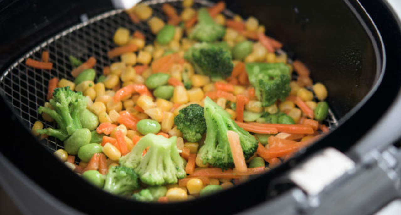 imagem mostra Airfryer com legumes