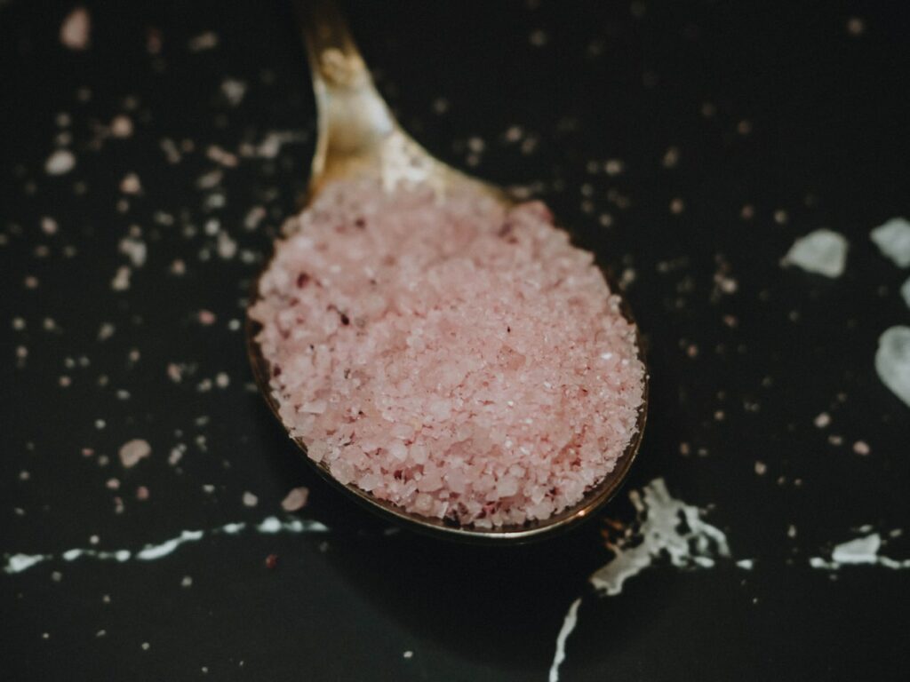 imagem mostra colher com sal grosso