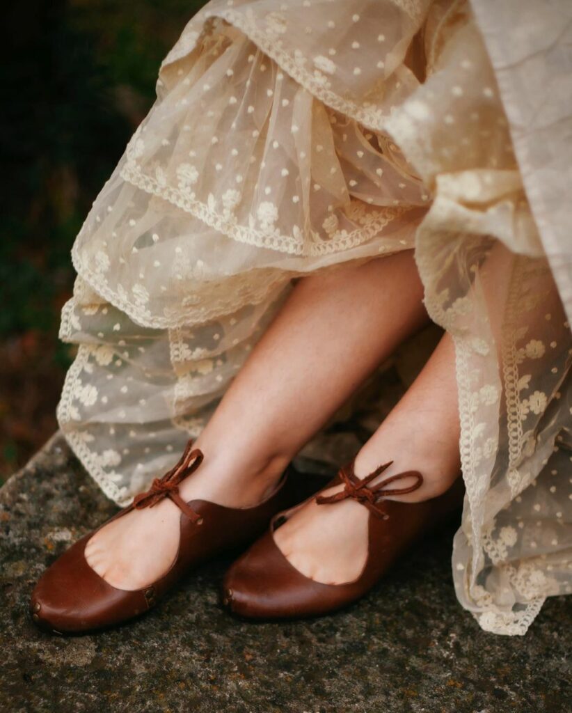 imagem mostra calçados de couro