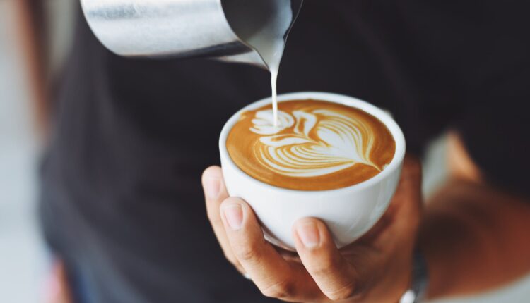 foto de xícara de café para ilustrar frases de bom dia com carinho