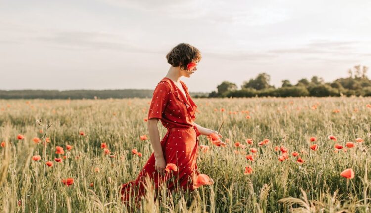 foto de mulher em campo florido ilustra frases de esperança