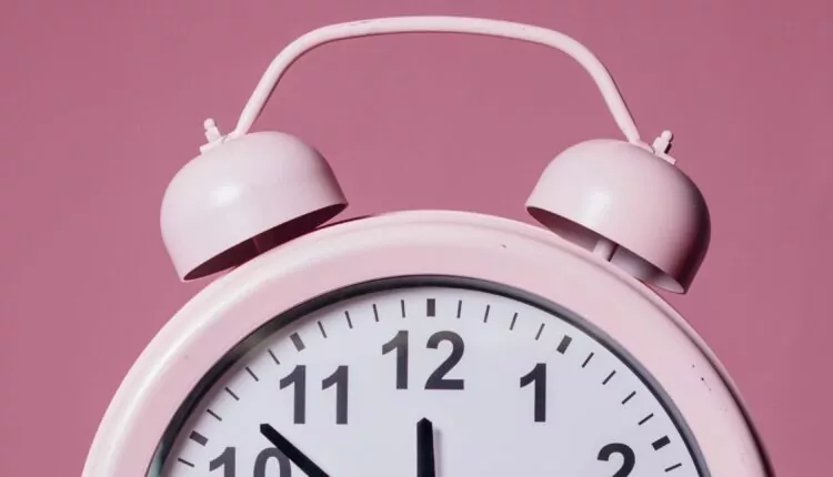 imagem mostra um relógio rosa