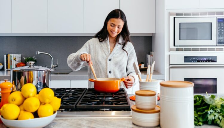 imagem mostra mulher em uma cozinha