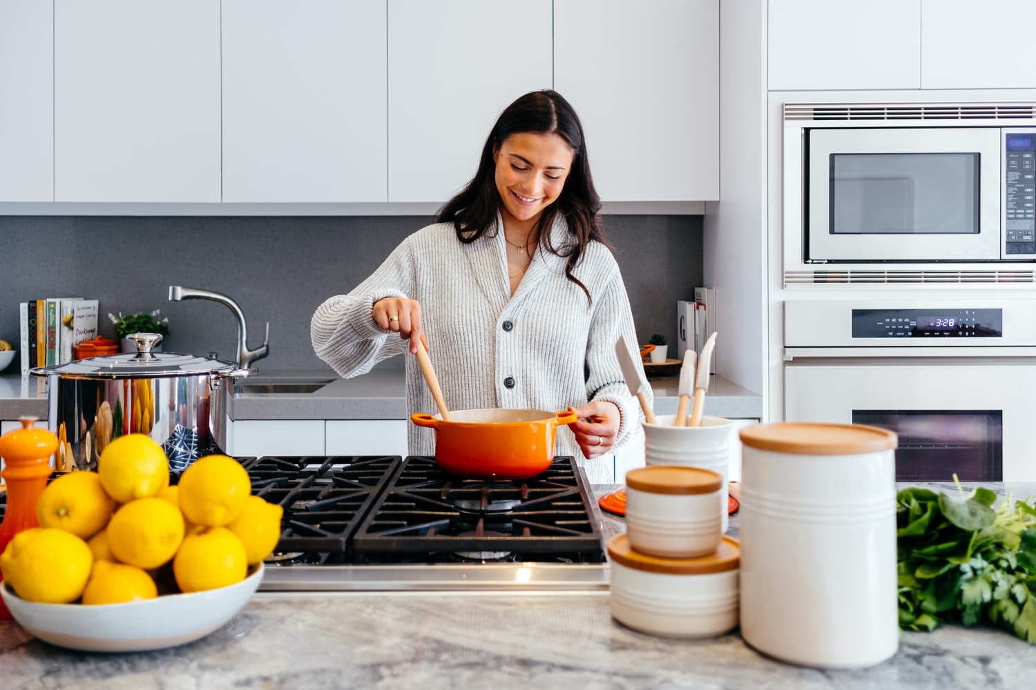 imagem mostra mulher em uma cozinha