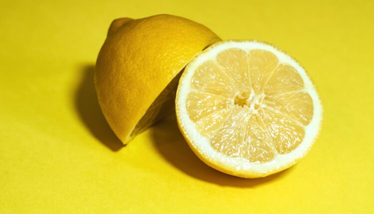 imagem mostra limão siciliano cortado ao meio