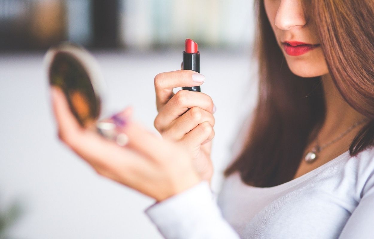 Imagem mostra mulher se maquiagem - passo a passo maquiagem