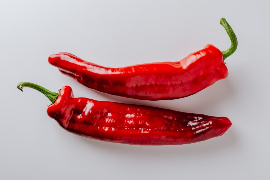 imagem mostra duas pimentas
