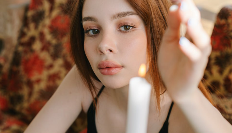 imagem mostra mulher e uma vela branca