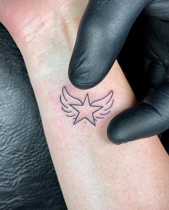 Imagem mostra tatuagem de estrela