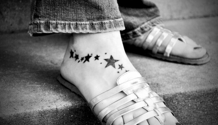 Imagem mostra tatuagem de estrela no pé