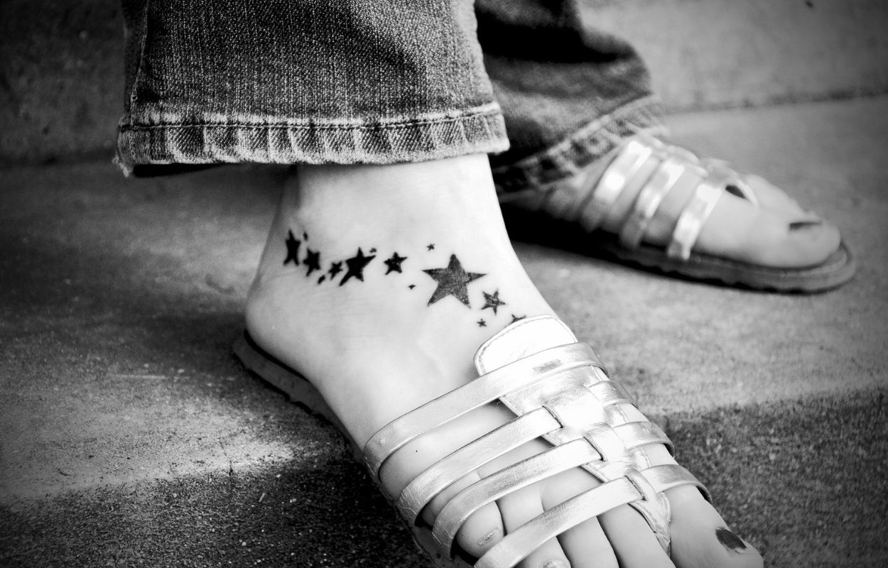 Imagem mostra tatuagem de estrela no pé
