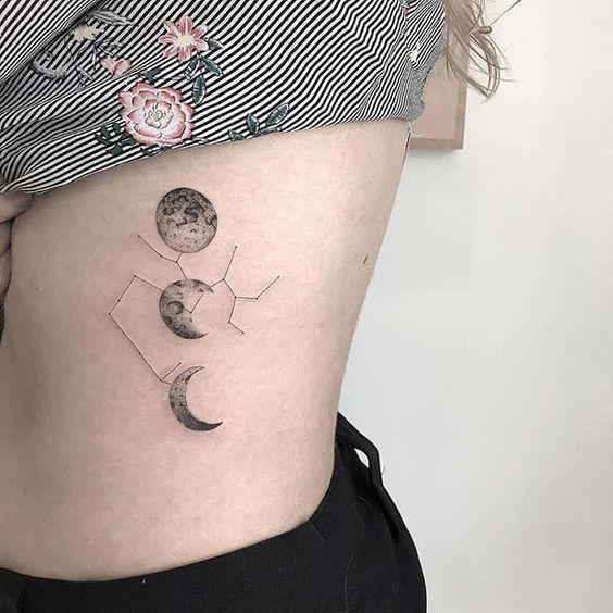 Imagem mostra tatuagem de lua