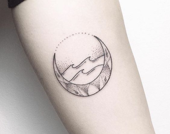 Imagem mostra tatuagem de lua