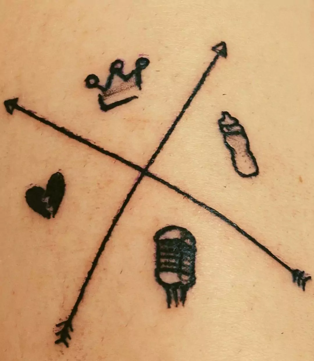 Imagem mostra tattoo da Marilia Mendonça - tatuagem dos famosos