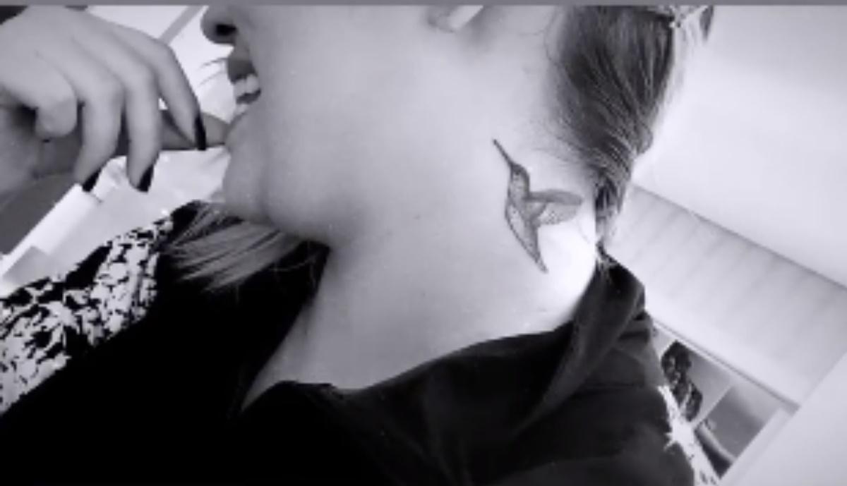 Imagem mostra tattoo da Marilia Mendonça - tatuagem dos famosos