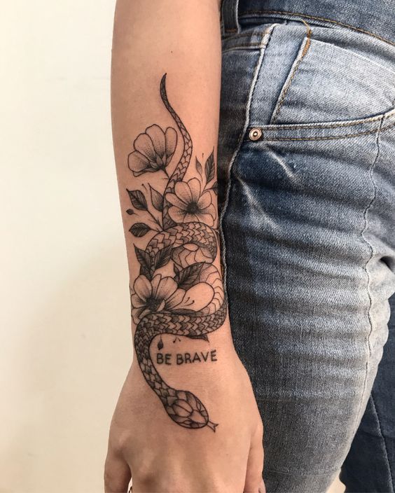 Imagem mostra tatuagem feminina no braço