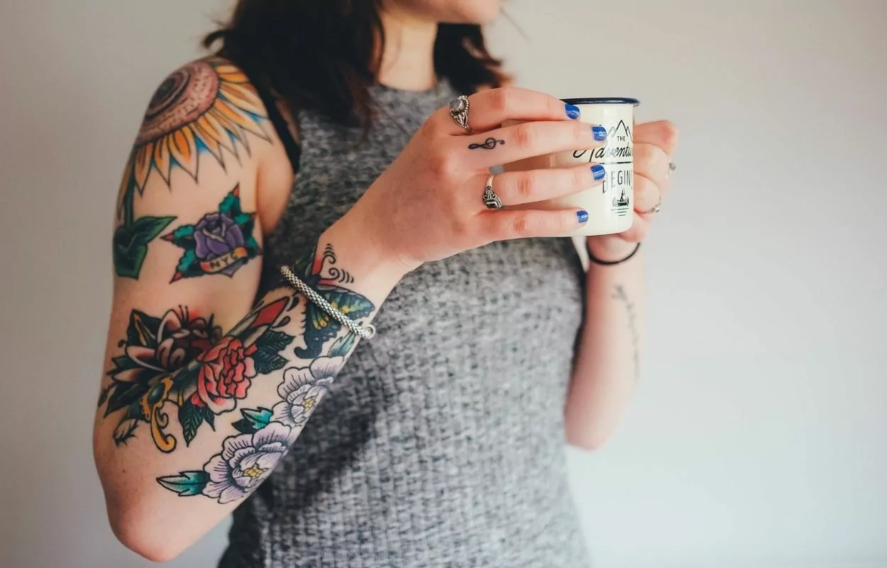 Tatuagem feminina no braço: 40 desenhos delicados