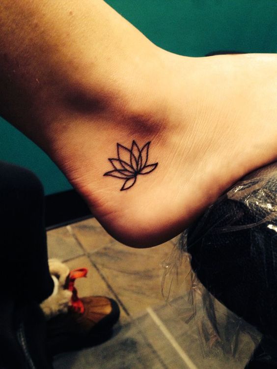 Imagem mostra tatuagem flor de lótus
