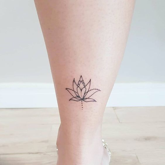 Imagem mostra tatuagem flor de lótus