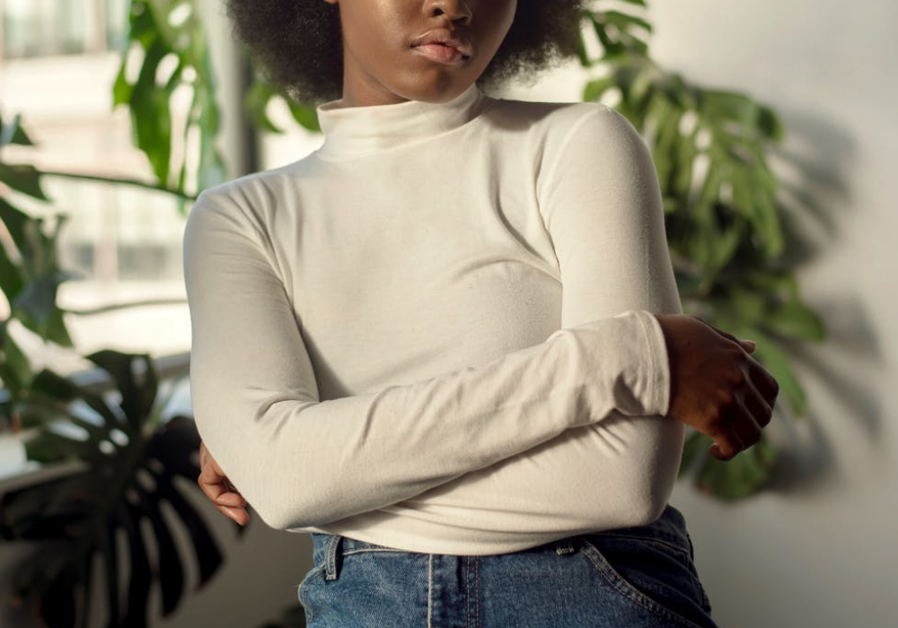 imagem mostra mulher de blusa branca e jeans