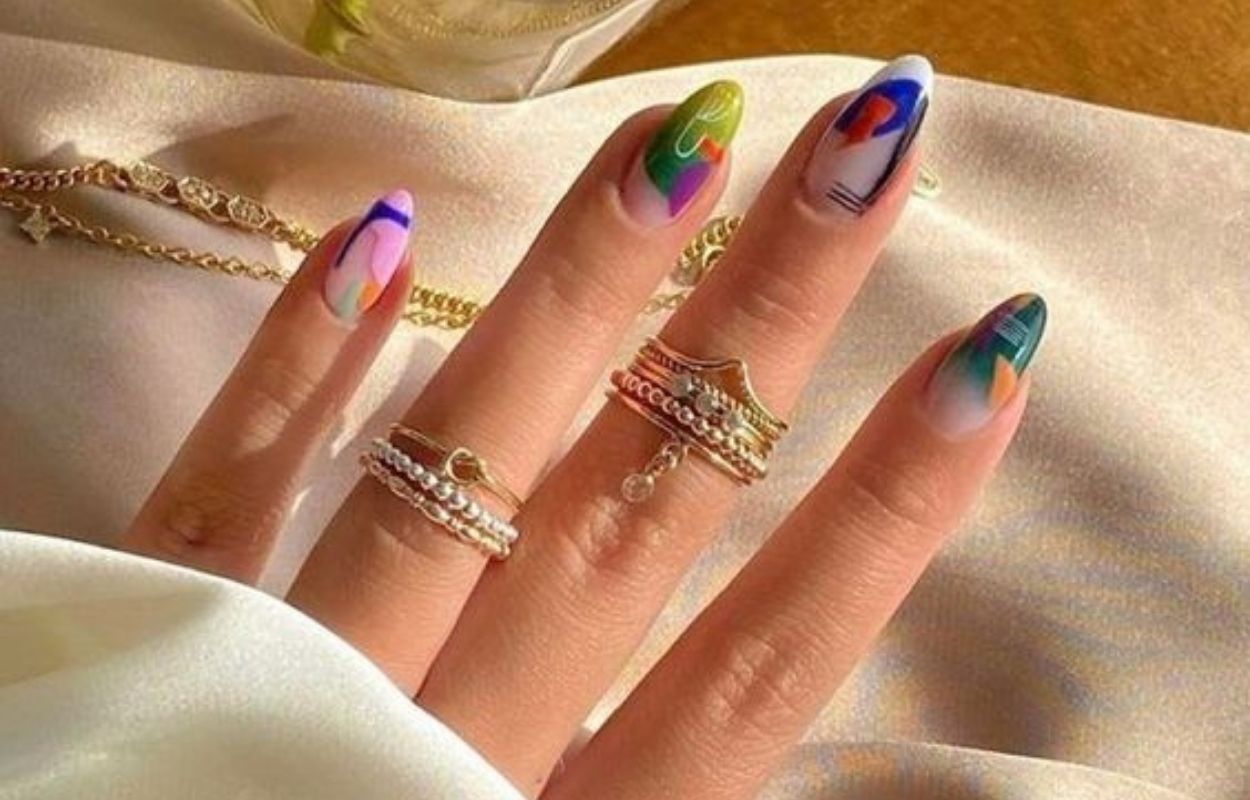 Imagem mostra unhas pintadas diferentes