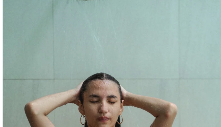 imagem mostra mulher lavando o cabelo corretamente