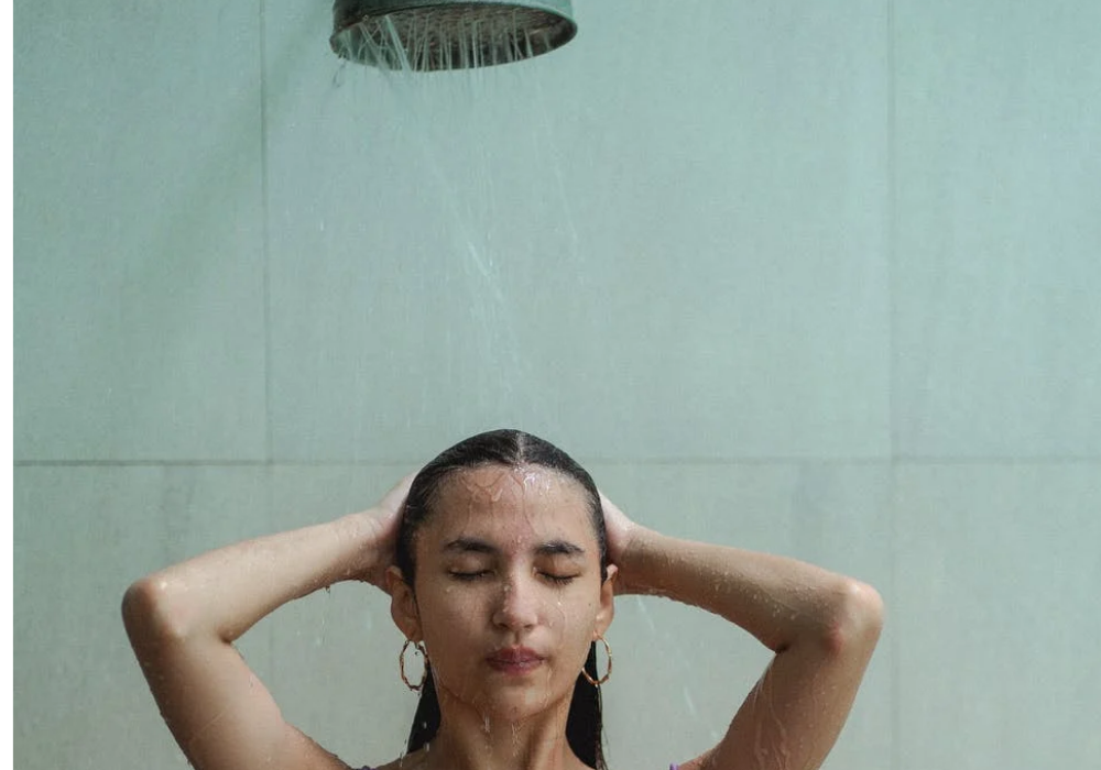 imagem mostra mulher lavando o cabelo corretamente