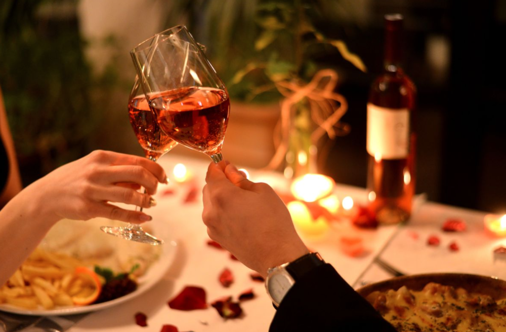 imagem mostra jantar romântico