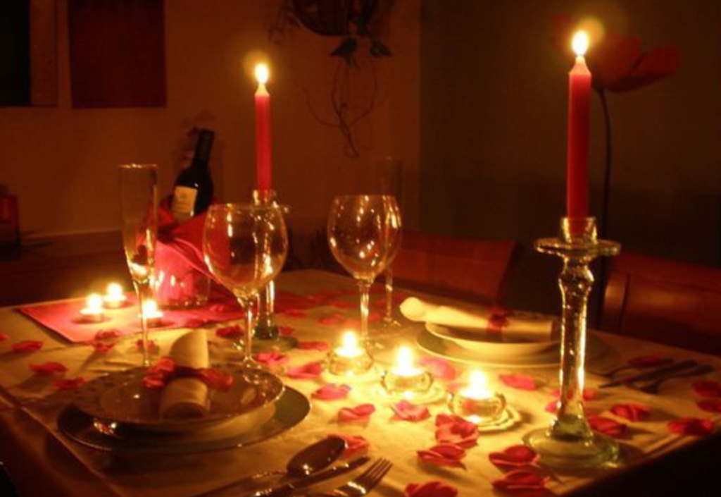 imagem mostra jantar a luz de velas