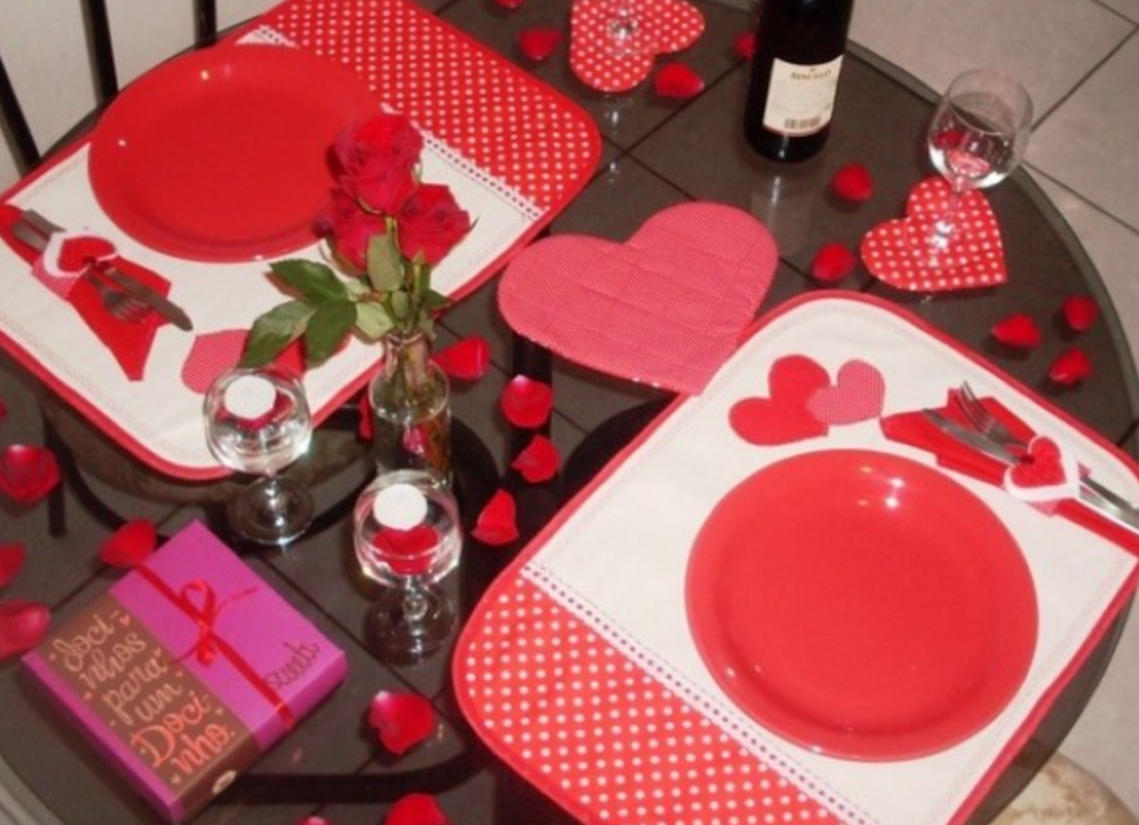 imagem mostra jantar romântico com flores