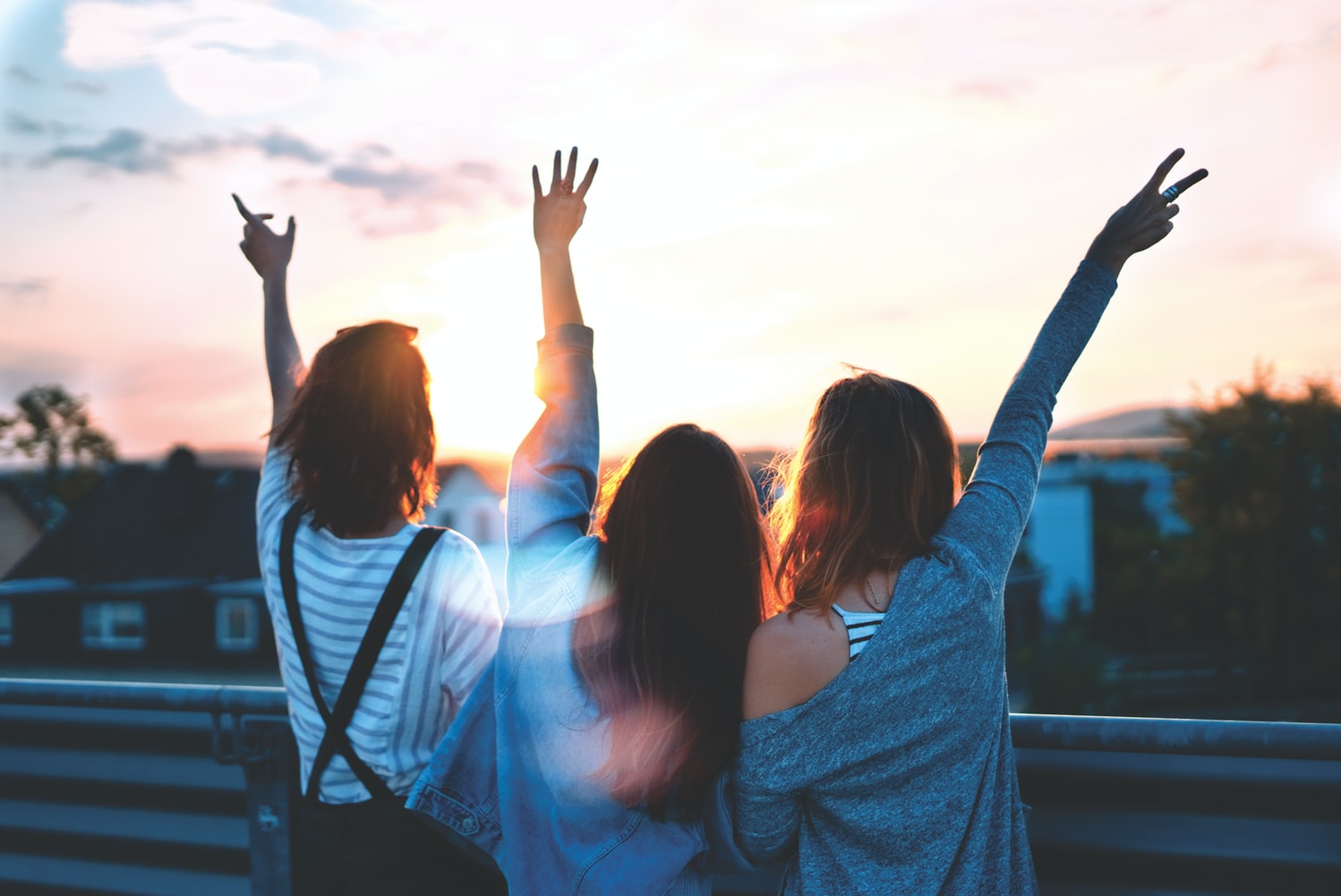 imagem mostra grupo de amigas