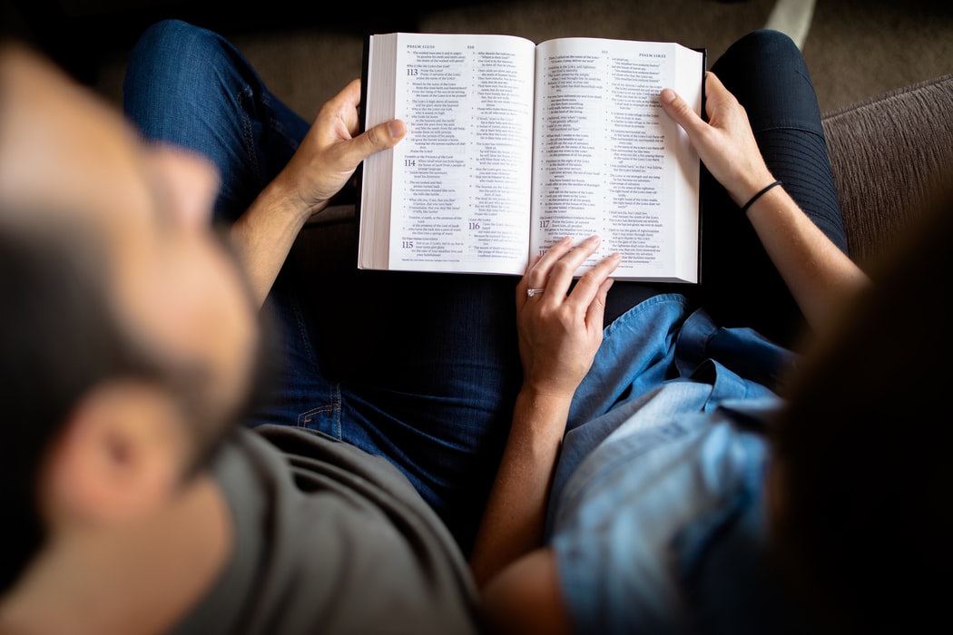 casal lendo bíblia