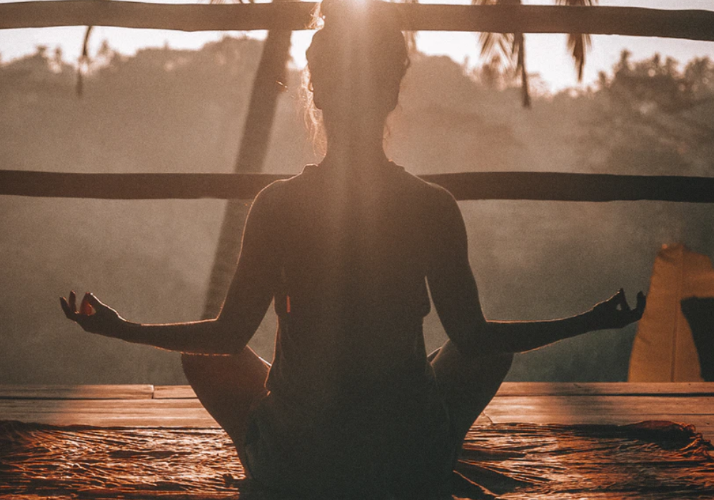 imagem mostra mulher meditando