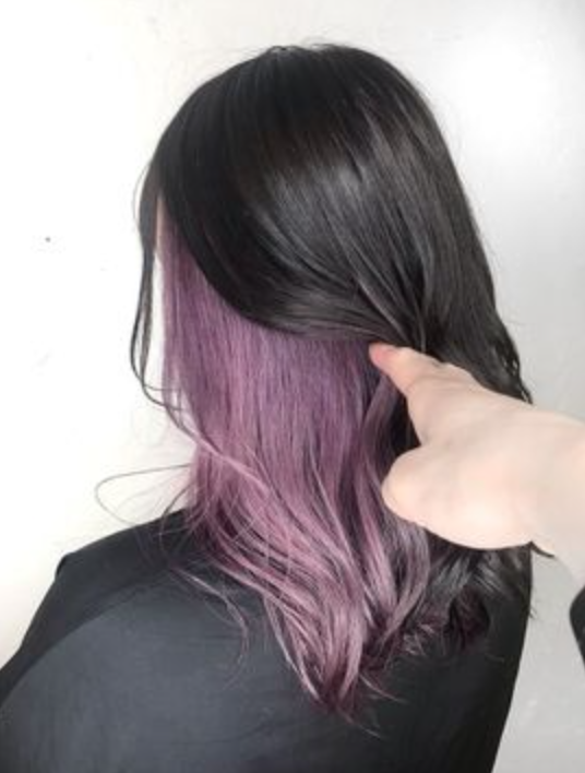cabelo pintado na nuca lilás