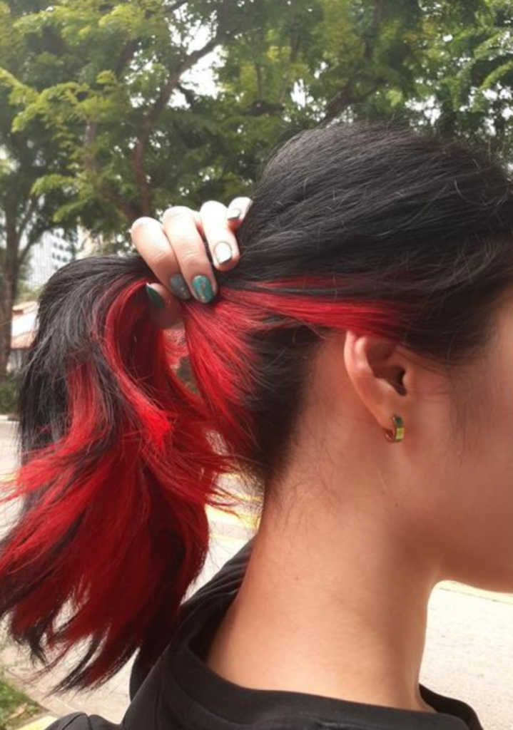 cabelo pintado na nuca vermelho