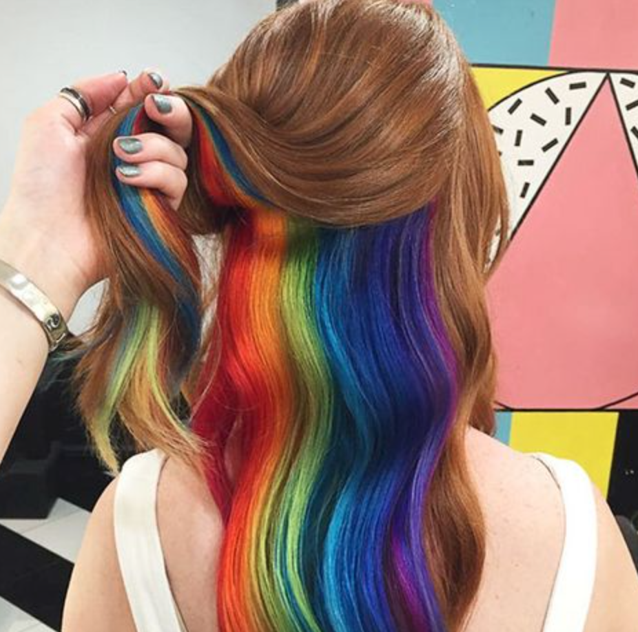 cabelo pintado na nuca arco-íris