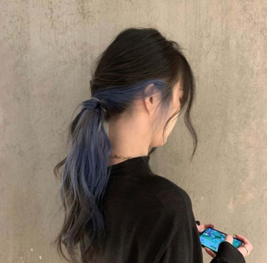 cabelo pintado na nuca azul