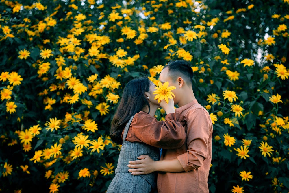 casal com flores