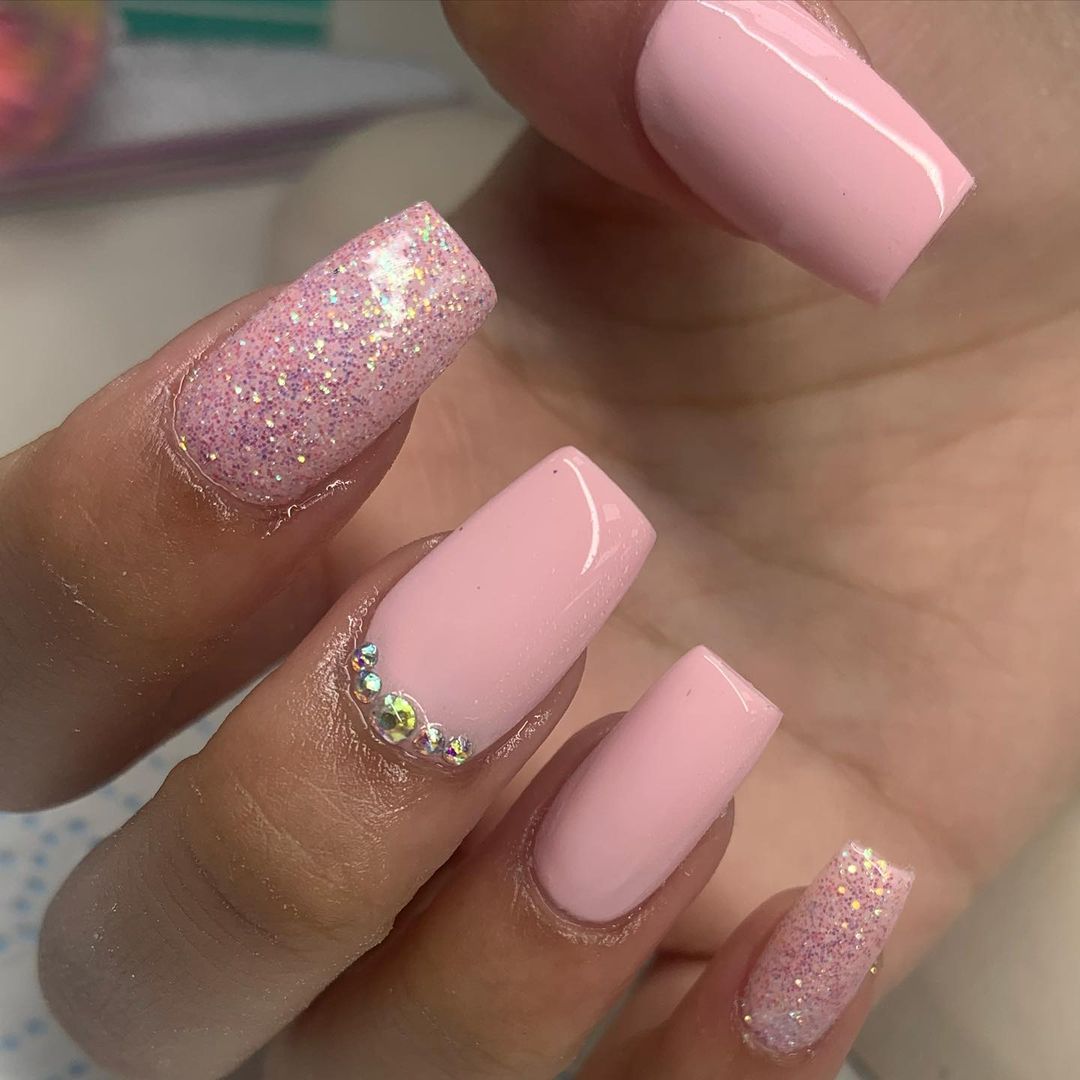 30 unhas rosa com glitter + tutoriais para aprender a fazer