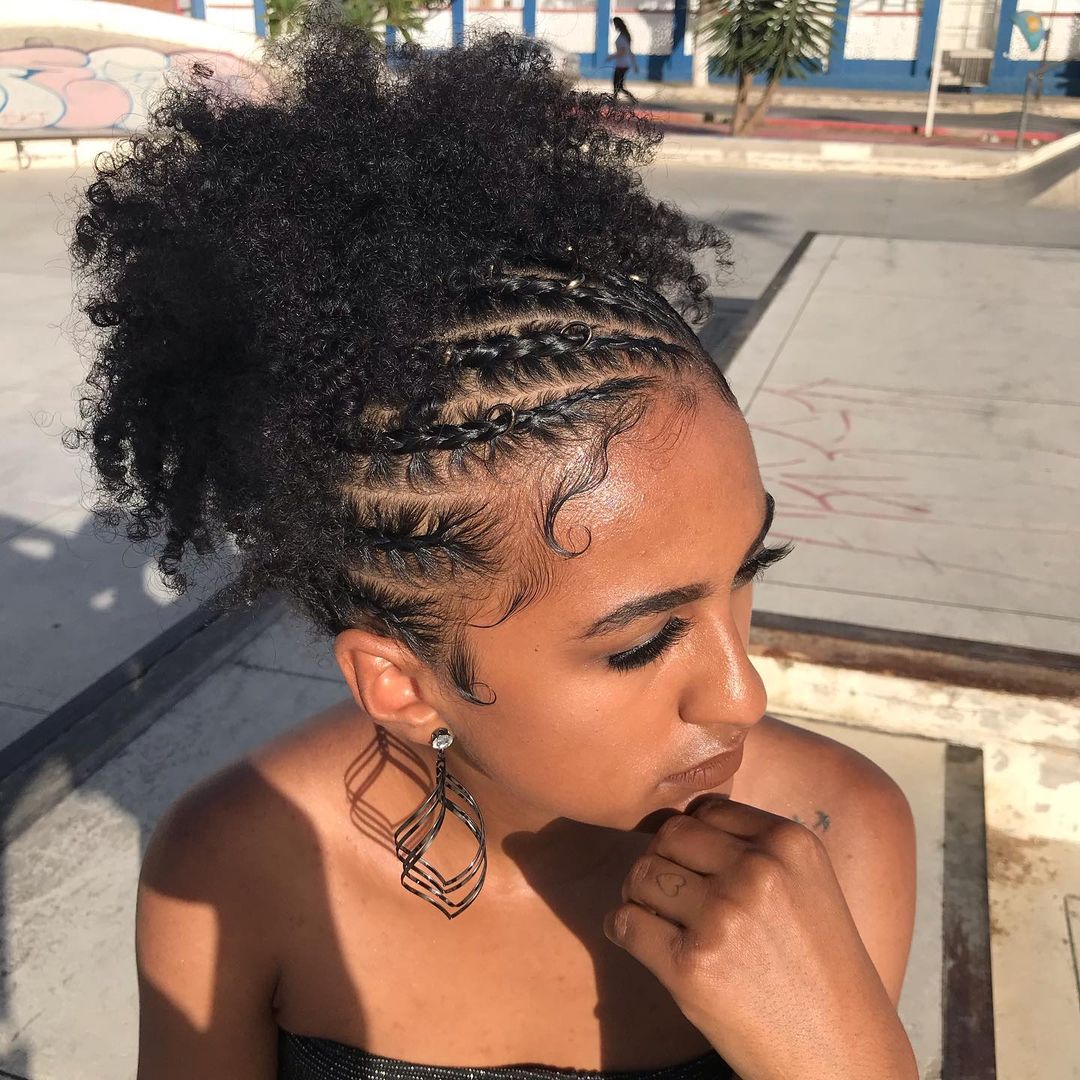 Tranças em cabelo cacheado: 25 inspirações + tutoriais para aprender
