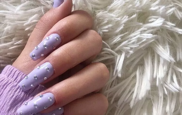 unhas lilás
